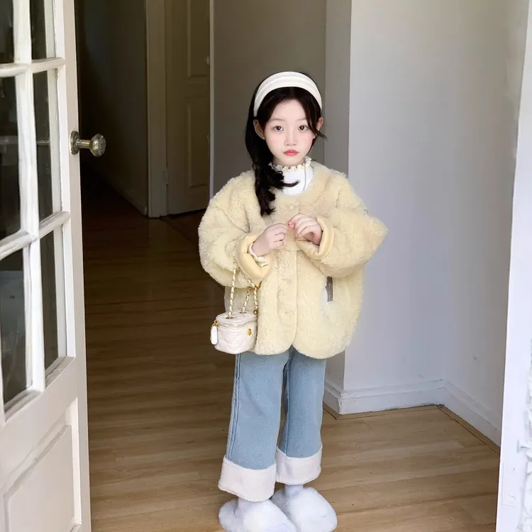 女童秋冬洋气百搭上衣韩版加厚保暖一体绒毛毛外套加绒牛仔裤套装