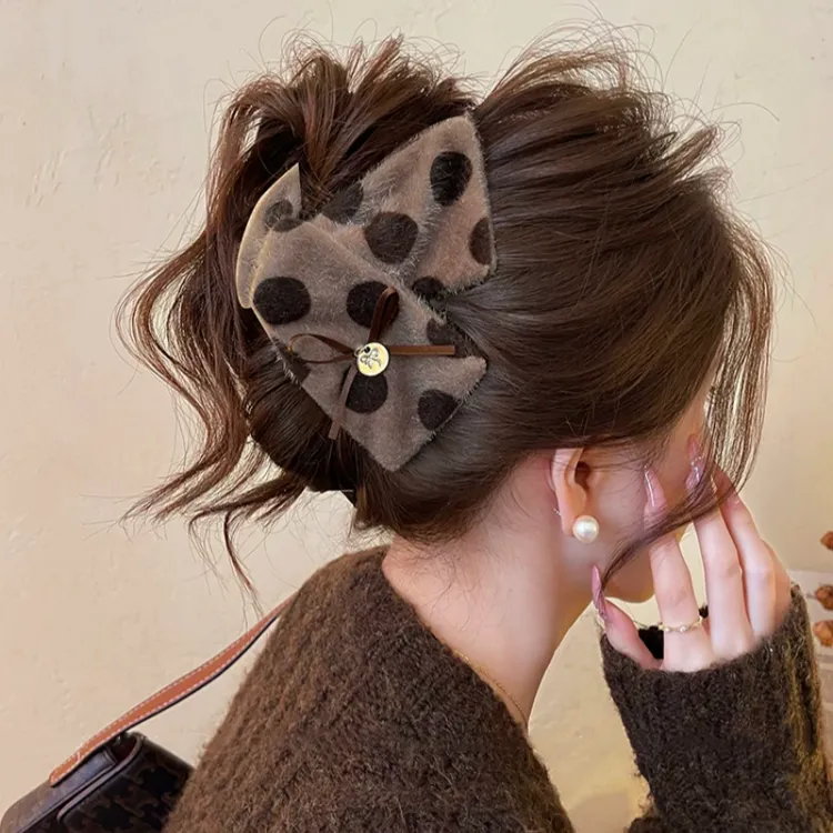 奶咖慕斯~三角抓夹女波点毛绒鲨鱼夹2025新款大号盘发夹秋冬发饰