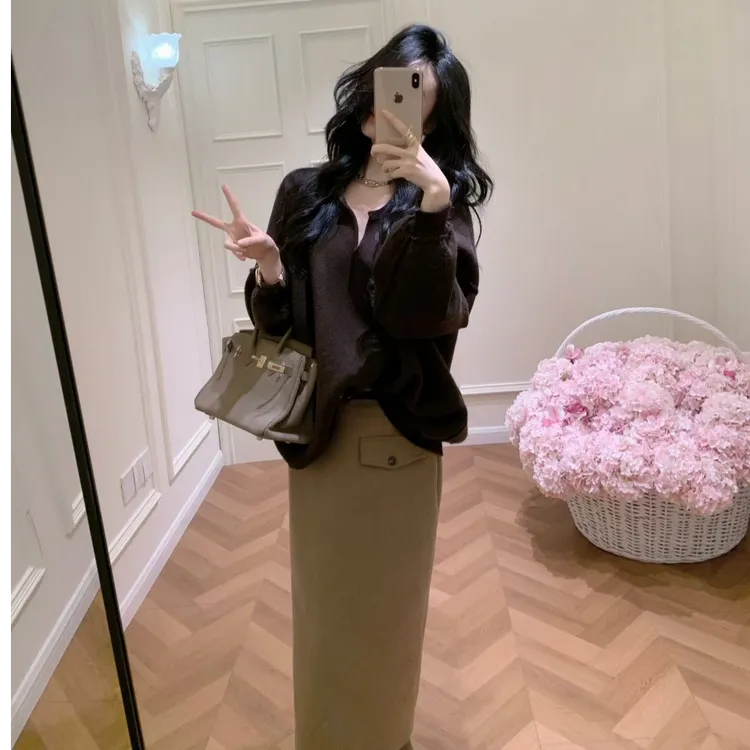 2026秋冬新款韩系气质深棕色V领长袖毛衣高腰显瘦半身裙两件套装