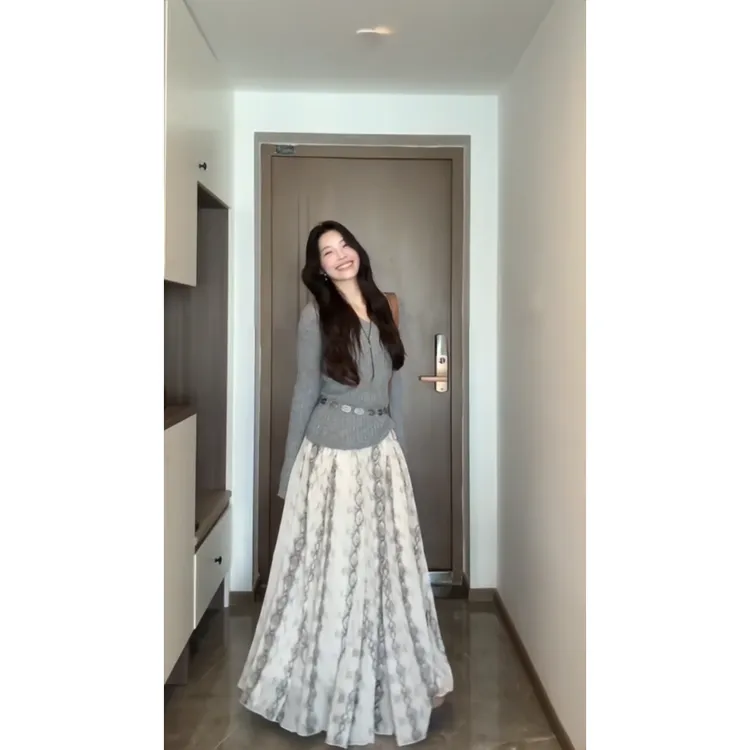MARIE.COCO法式高级灰色V领针织长袖a字高腰印花半身裙套装