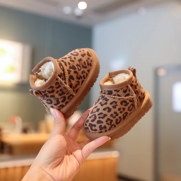 女宝宝鞋子加绒棉鞋软底婴儿雪地靴1-3岁小童鞋男宝靴子冬季儿童