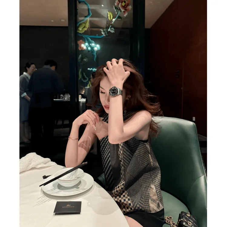 时尚洋气休闲服法式复古高级感格纹挂脖上衣夏季高腰显瘦休闲短裤