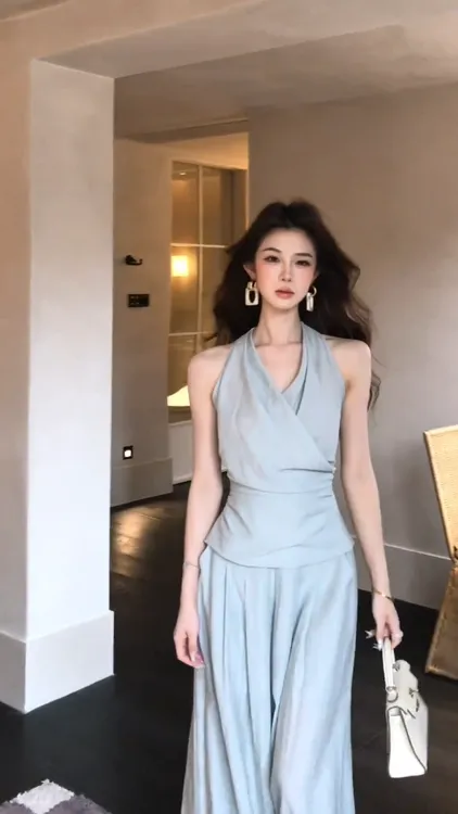 法式气质套装女2025夏季蓝色V领挂脖无袖上衣休闲阔腿裤两件套