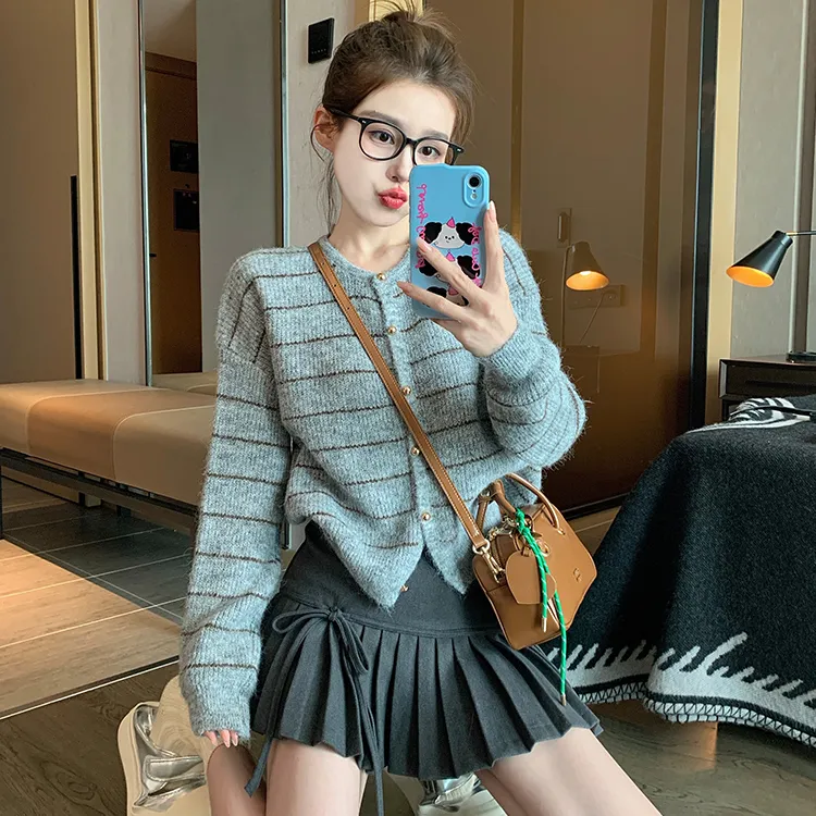 灰色条纹毛衣外套女2025新款秋季港味复古软糯慵懒打底针织开衫潮