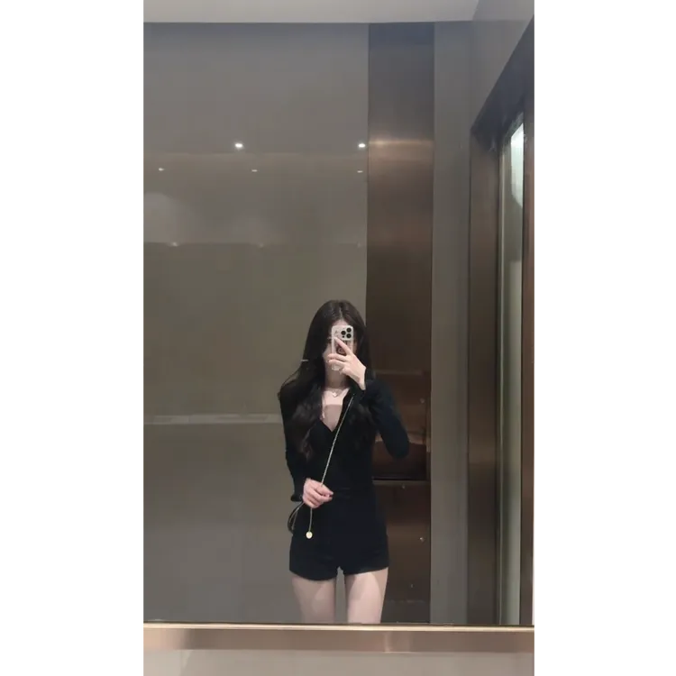纯欲气质长袖打底修身显瘦上衣女高腰黑色牛仔短裤两件套2025新款
