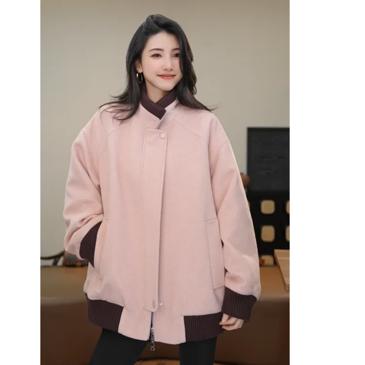 小乖逃休闲时尚粉色外套黑色领口圆领秋冬宽松百搭款251028