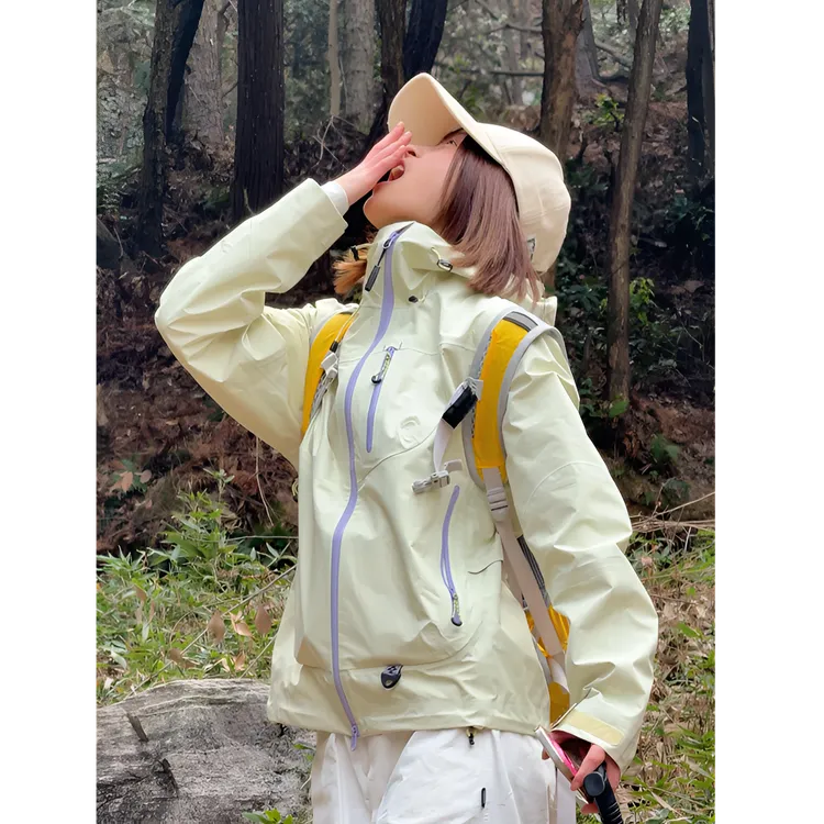 芙沿奶黄色冲锋衣款外套女2025年新款爆款防风防水户外徒步登山服