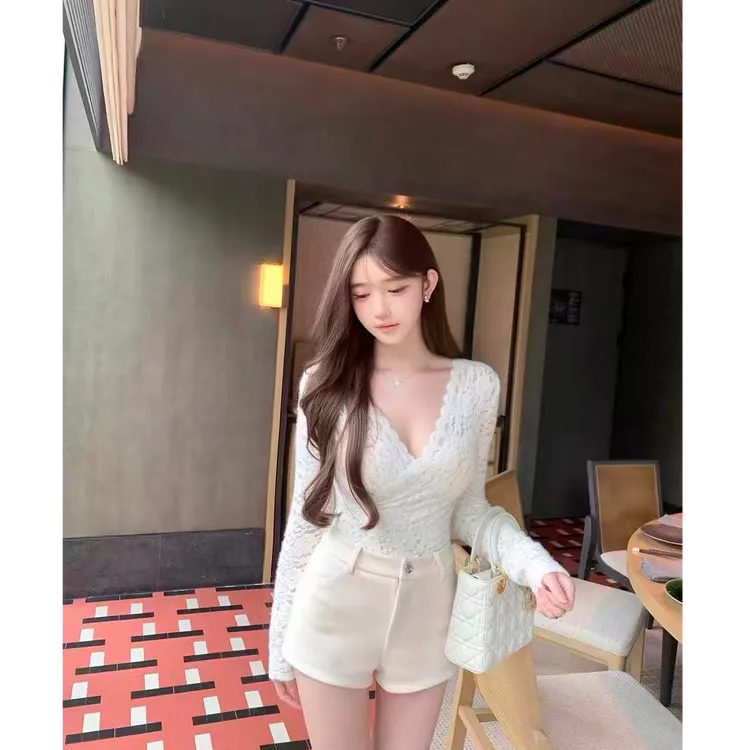【霓虹梦境 】纯欲性感气质感v领立体蕾丝上衣配显瘦高腰短裤两件套