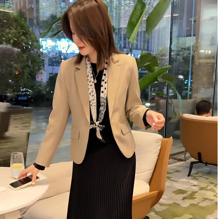 2025秋季新款高级感气质西服通勤短款西装外套女
