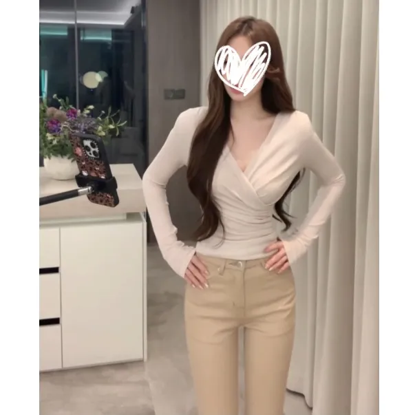 交叉V领内搭长袖T恤女秋冬新款修身褶皱掐腰打底衫辣妹纯欲小上衣