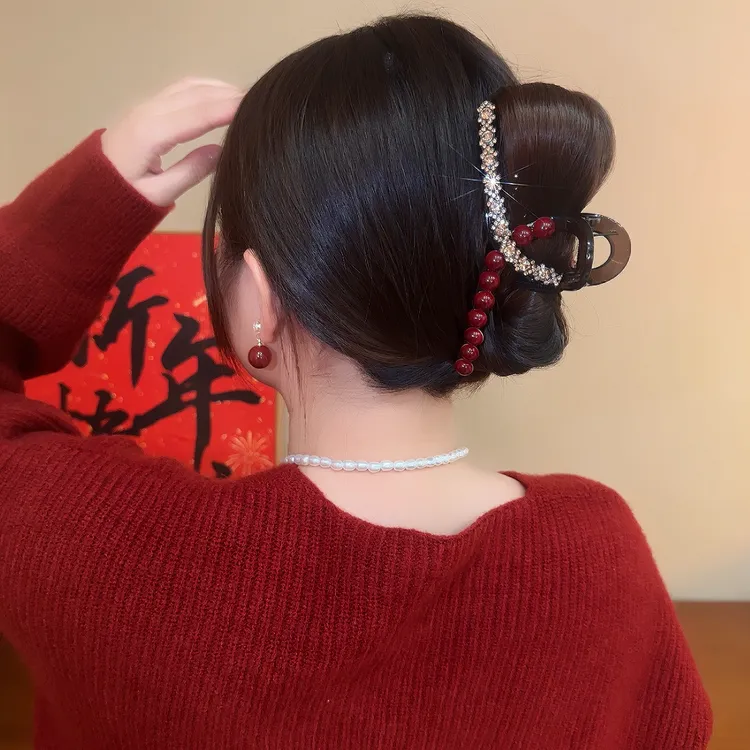 气质新年红豆珠珠水钻盘发鲨鱼夹高级感秋冬红色网红大抓夹发饰
