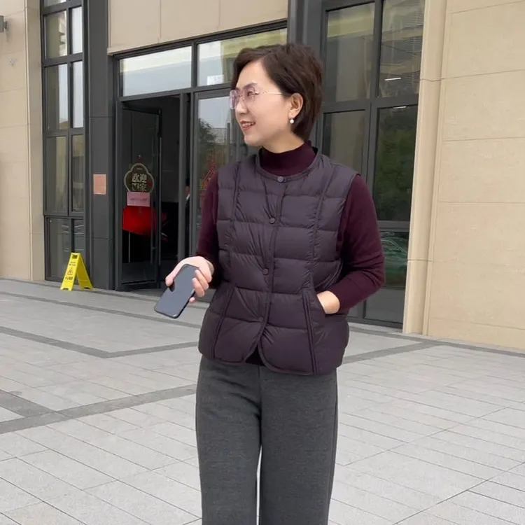 90白鸭绒短款时尚休闲圆领羽绒马甲