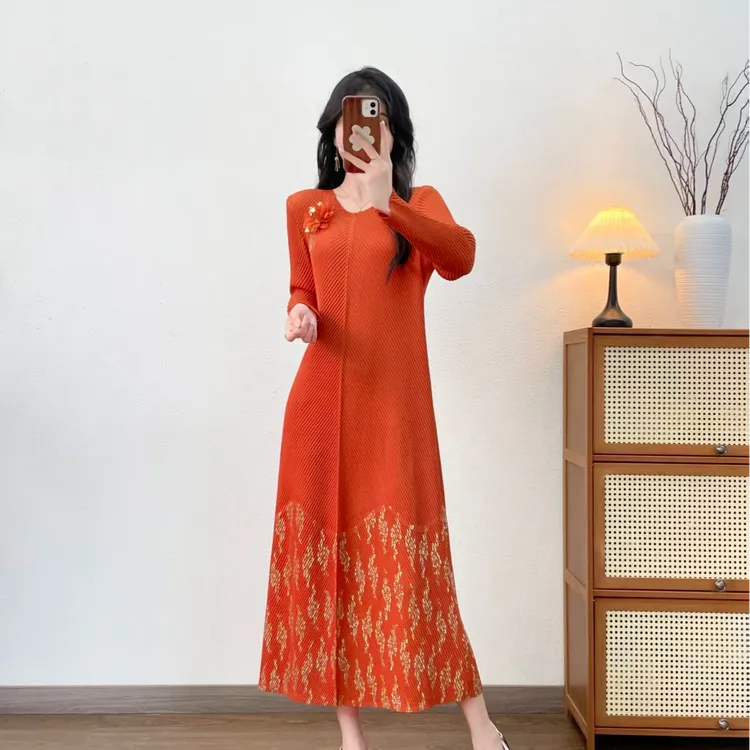 2026元旦秋季新款褶皱时尚收腰气质长袖优雅妈妈显瘦烫金连衣裙