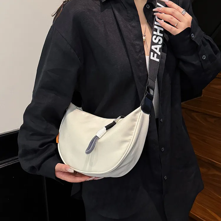 2025新款单肩包斜挎包女休闲包包高级感时尚百搭轻便大容量饺子包