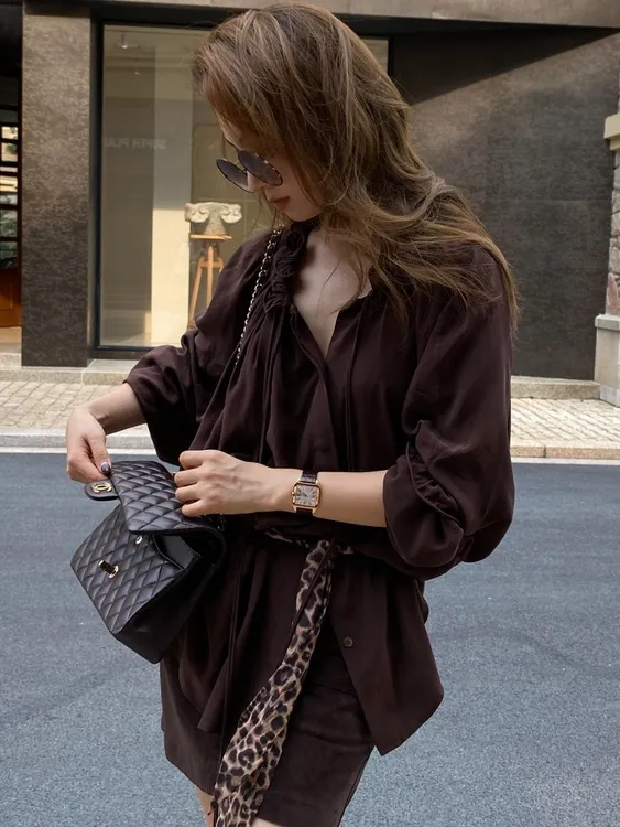 法式漂亮小上衣早秋新款时尚时髦洋气轻奢高级感乌木色木耳边衬衫