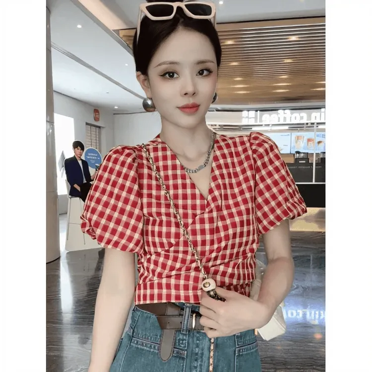 红格子v领露锁骨泡泡袖小衫女夏季款设计感交叉绑带甜辣短款衬衫
