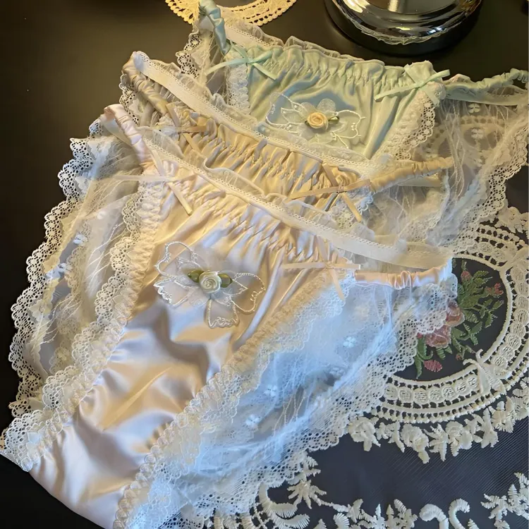 公主风 纯欲 性感 优雅蝴蝶点缀 高开叉修饰腿部曲线 软蕾丝内裤