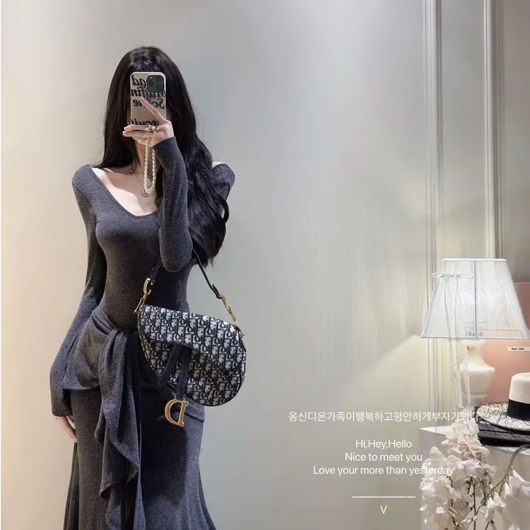 针织连衣裙女早秋2025新款纯欲辣妹气质修身显瘦性感v领包臀长裙