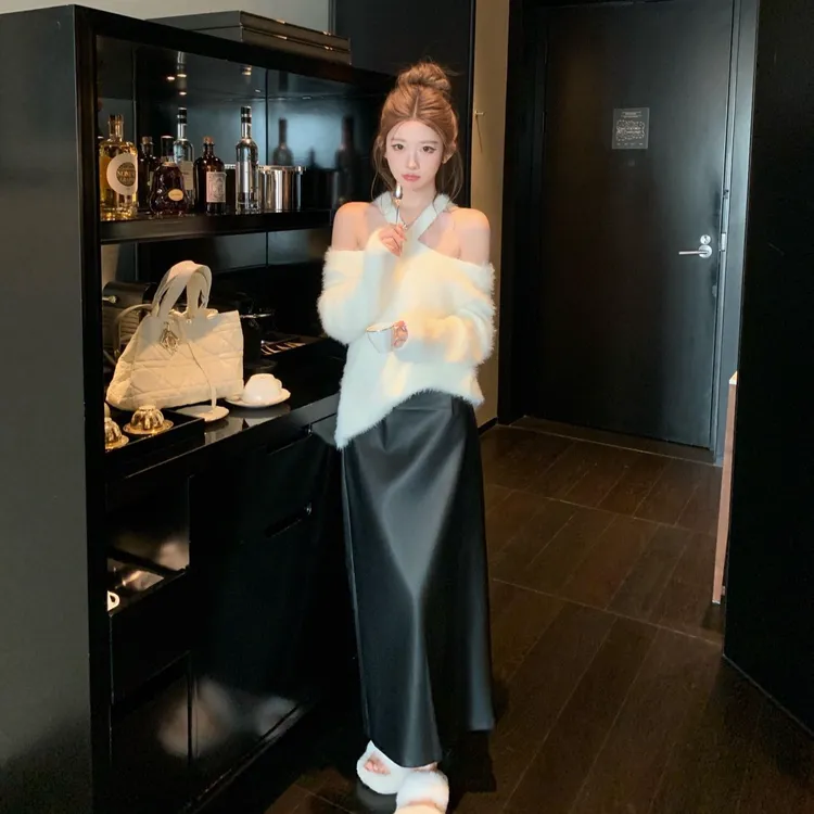 白色交叉挂脖露肩长袖毛衣女秋冬季高级感针织衫显瘦上衣半身裙子