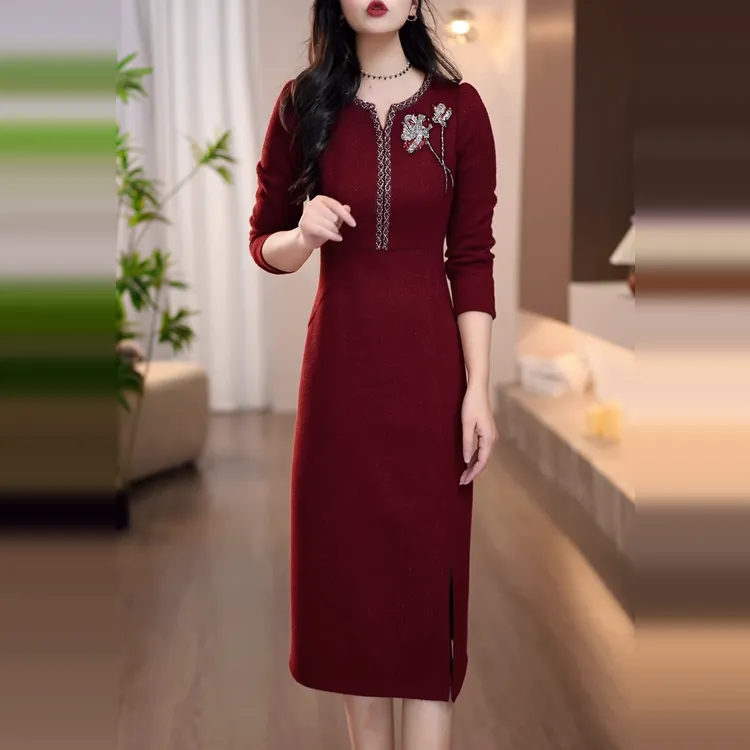 2025冬季新款酒红色小V领精致浮花设计优雅大气显瘦连衣裙