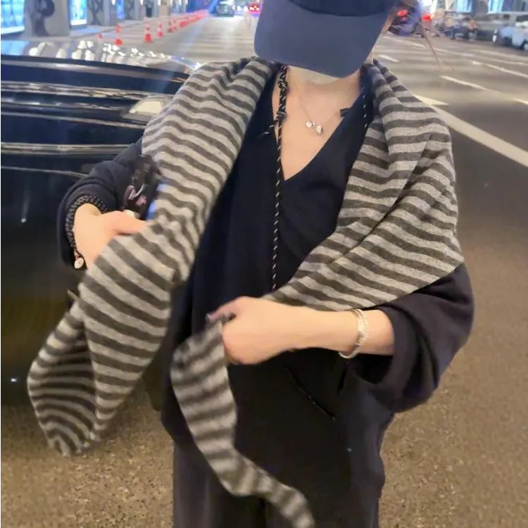 2025新款小众保暖穿搭外搭三角围巾围脖灰色条纹针织披肩女秋冬季