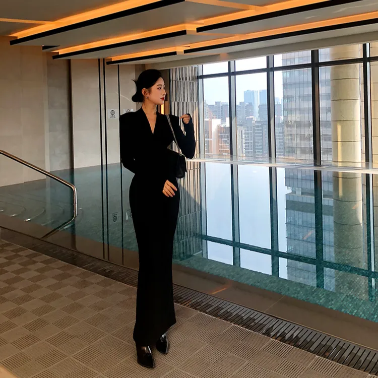 洋气高级感扭结设计感V领显瘦赫本风连衣裙春秋黑色包臀开叉长裙