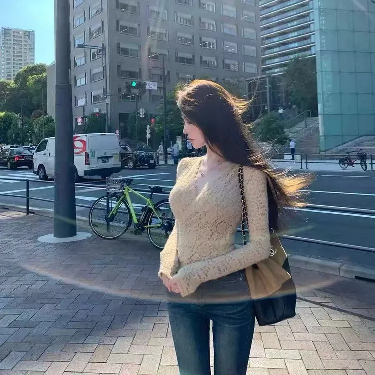 2025新款秋辣妹交叉V领褶皱收腰显瘦蕾丝上衣打底衫女T恤1052