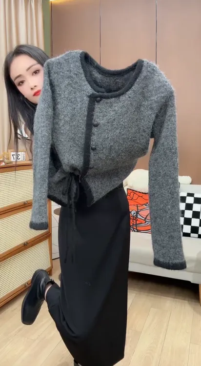 2025秋冬新款气质温柔小香风撞色纽扣细带长袖百搭针织上衣女