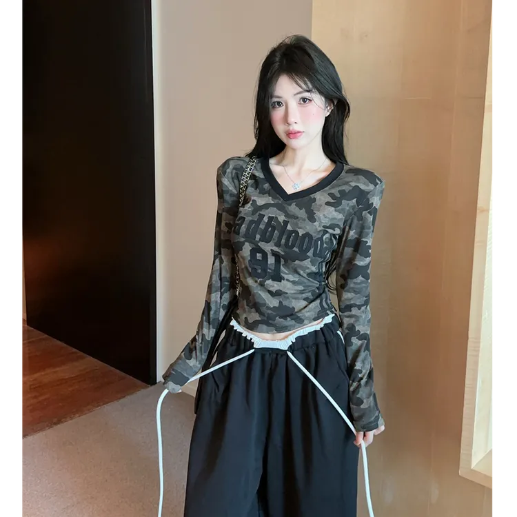 2025秋季新款迷彩V领长袖T恤早秋美式小众辣妹收腰显瘦上衣配裤子