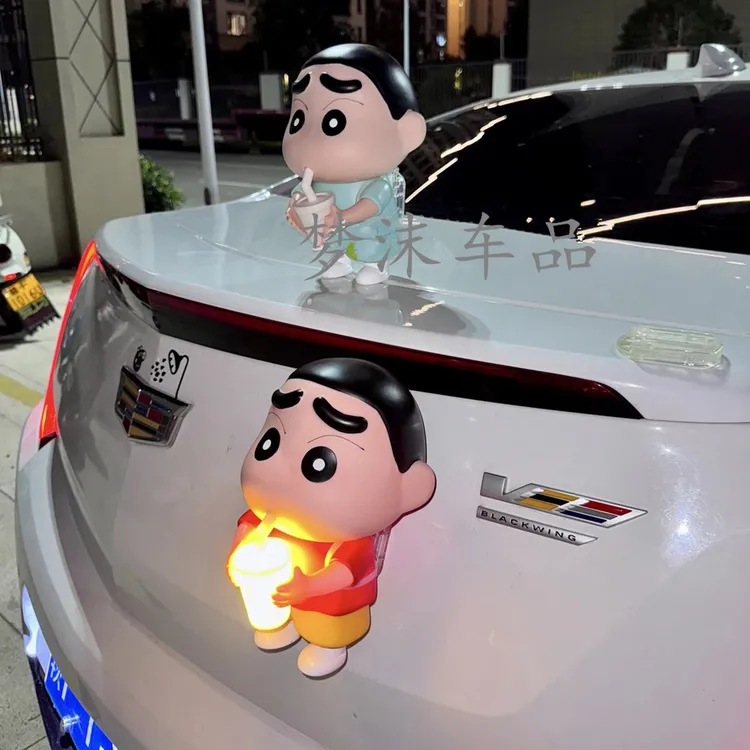 爱喝奶茶的蜡笔小新可发光车载摆件创意汽车装饰车顶公仔车外摆件