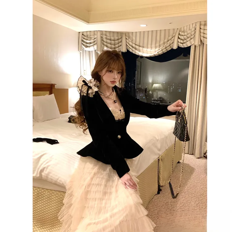 【黑丝绒蛋糕】2025秋冬新款时尚高级感吊带配纱裙收腰加棉外套套装