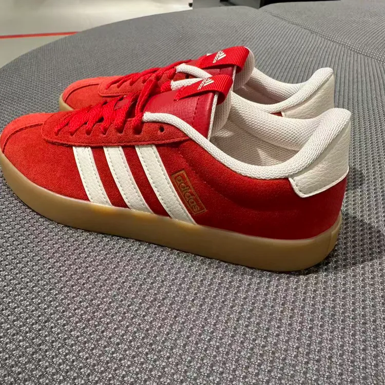 adidas/阿迪达斯经典时尚潮流红色百搭德训T头板鞋KI5079