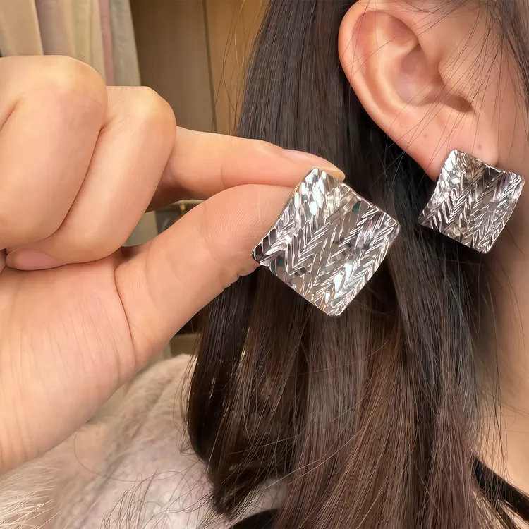 铜合金耳饰 银色金属风菱形耳钉女气质设计感欧美高级感耳环