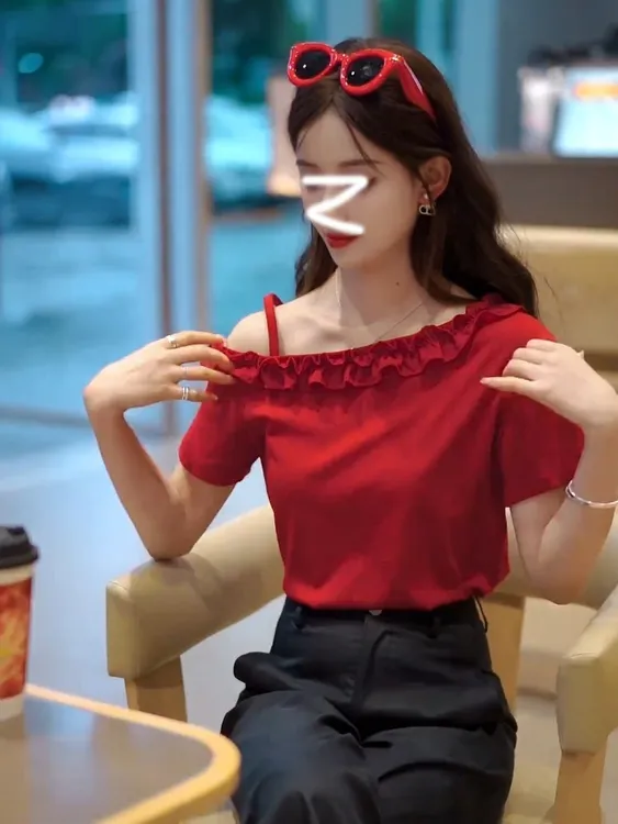 红色木耳边露肩短袖女t恤2025新款初夏穿搭独特漂亮掐腰斜肩上衣