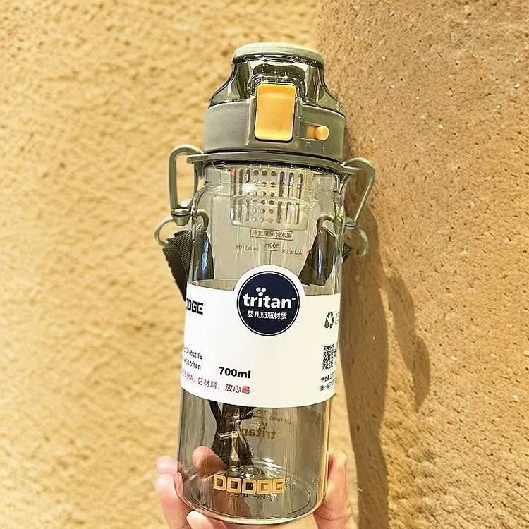 道奇水杯Tritan大容量运动水壶学生便携背带茶隔水杯子