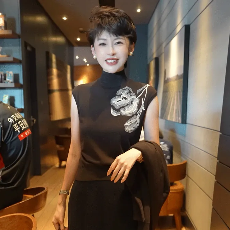 【摩登女郎】桑蚕丝+绵羊毛 中领“48支”紧密织法刺绣针织衫MG8223