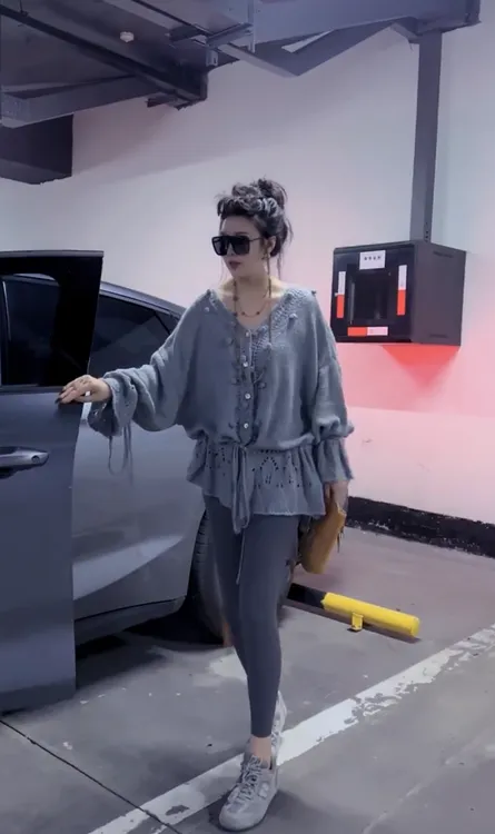 韩系2025早秋新款时髦慵懒风镂空V领显瘦抽绳设计感长袖针织上衣