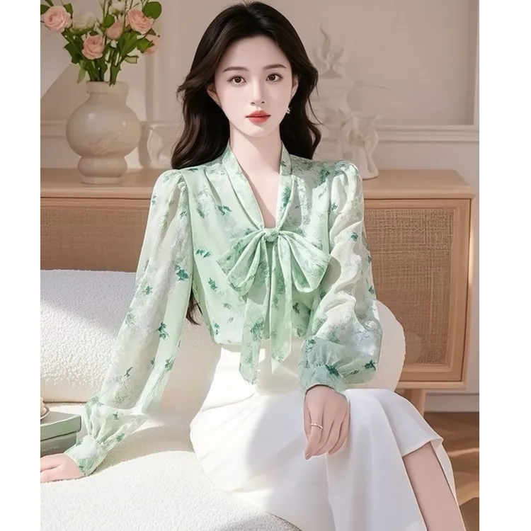 2025年新款开春小众设计感独特超好看绿色碎花长袖衬衫上衣套装女