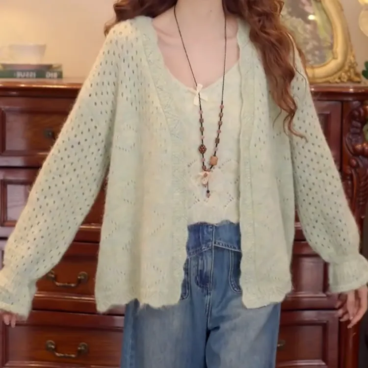 【恋爱氛围】早秋针织显瘦背心上衣+复古港风毛织开衫外套LK2505882