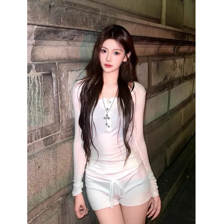 美式V领设计感辣妹小众长袖T恤女早秋薄款白色正肩修身显瘦女上衣