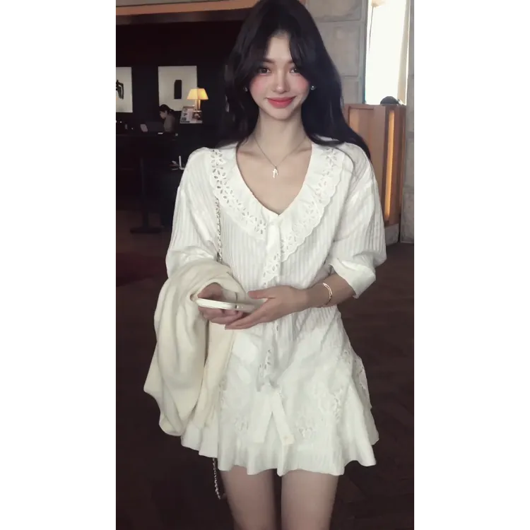 MARIE.COCO早秋法式温柔风甜美v领镂空衬衫减龄洋气时尚蓬蓬短裙