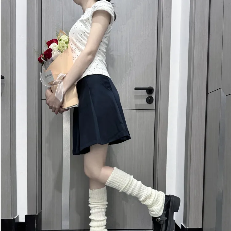 短裙女子运动休闲运动半身裙运动印花学院风高腰时尚针织白色黑色