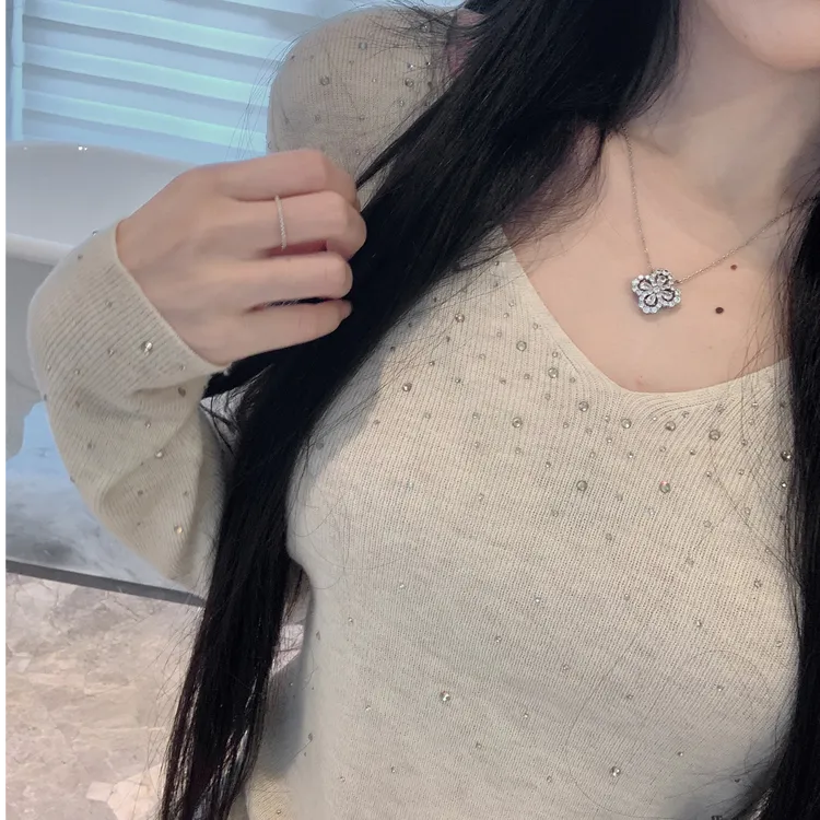 巨好看的重工烫钻白色v领针织衫女秋冬修身内搭毛衣打底长袖上衣