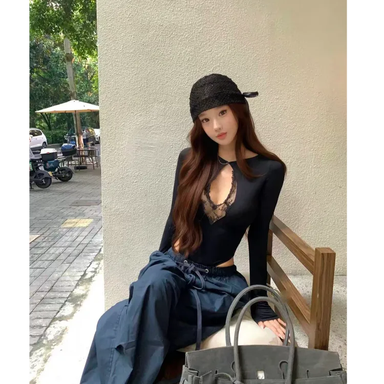 2025秋季新款时尚设计感复古镂空蕾丝拼接小众别致上衣女配休闲裤