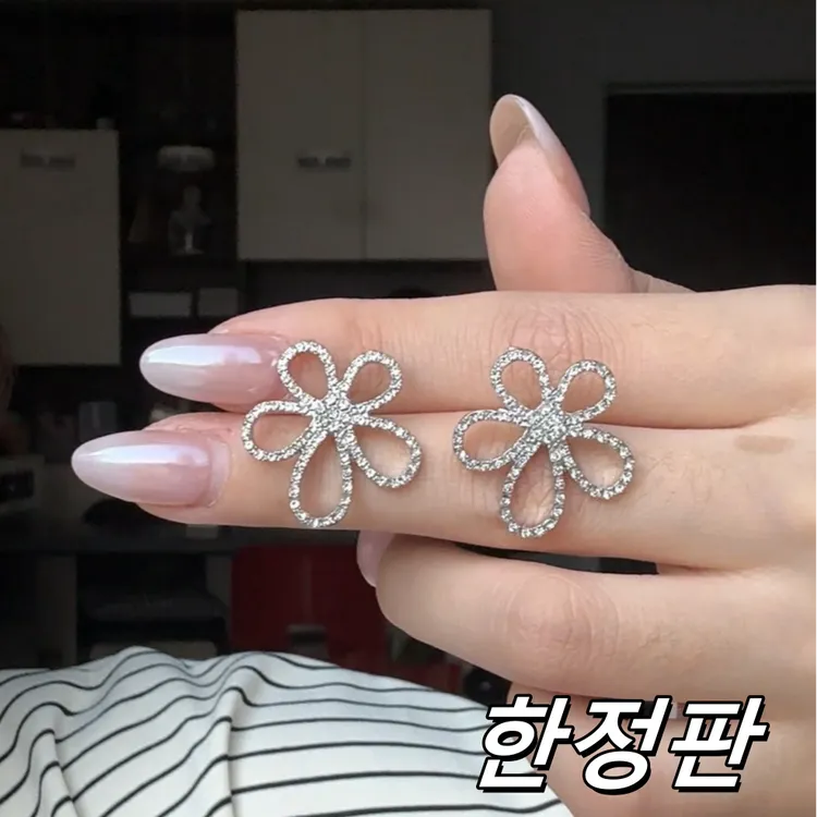 合金锆石耳饰 신상품超闪锆石网红花型设计感耳钉女2025韩国气质耳饰
