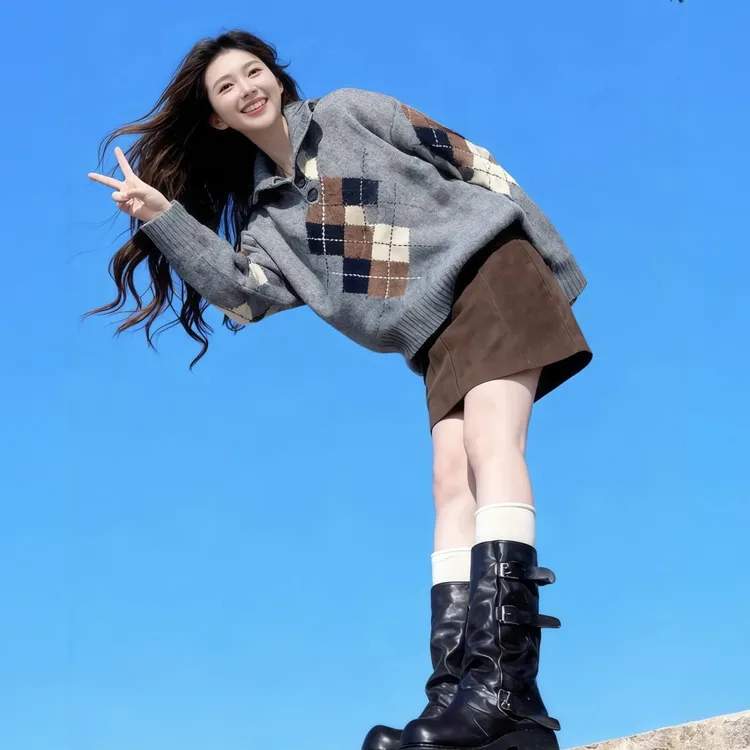 灰色菱格翻领针织毛衣女2025秋冬新品可外穿内搭格雷系穿搭上衣