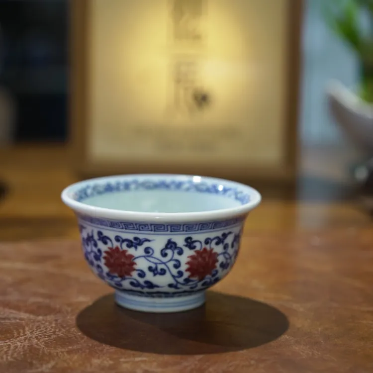 观辰堂青花釉里红缠枝莲双花小压手杯