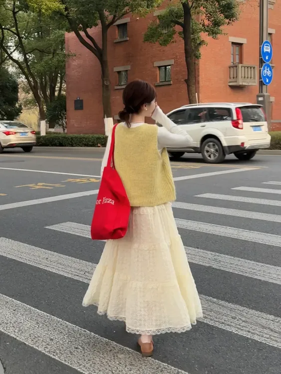 2025春季新款ootd韩系氛围感黄色针织马甲打底衫半身裙三件套装女