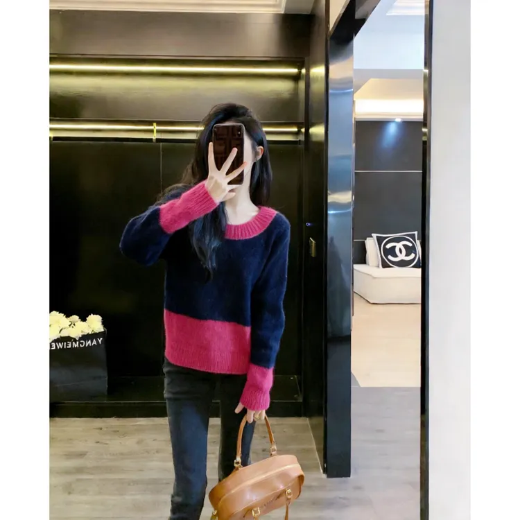 中国红秋冬韩系慵懒风高级感藏蓝蓝色拼玫红宽松针织撞色套头毛衣