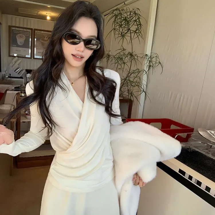 白色德绒显瘦交叉V领长袖打底衫女气质收腰修身内搭T恤设计感上衣